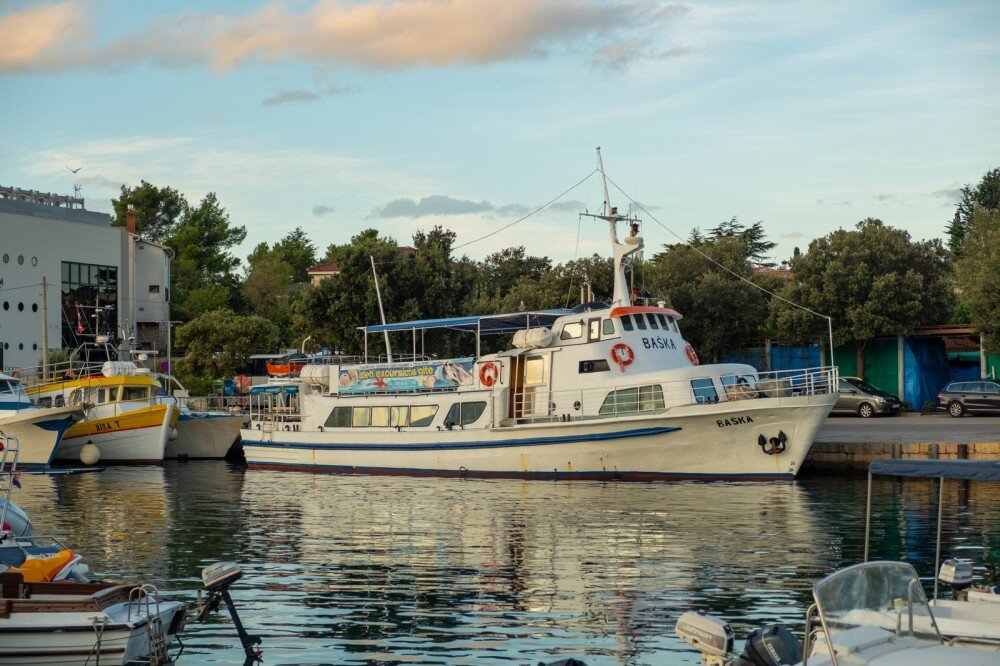 Прибрежная гавань города КРК.