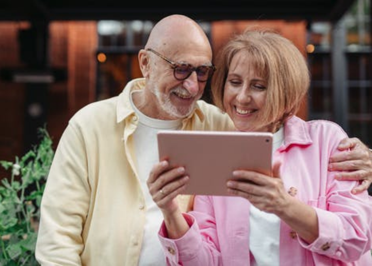 Чтобы кто ни говорил, но  в возрасте (особенно) в отношениях лучше... 