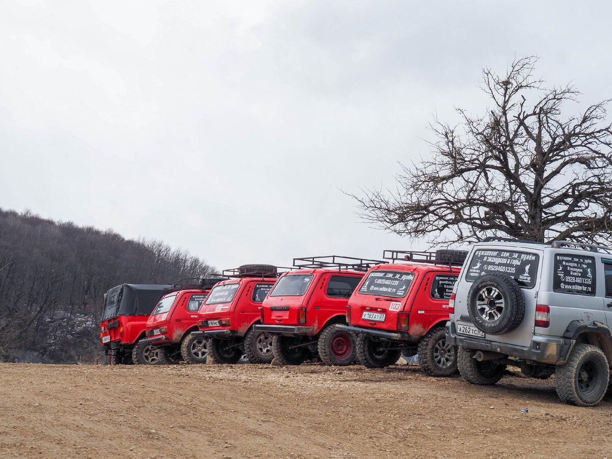 Джипы Экстрим парка разбивающие все грунтовые дороги окрестностей