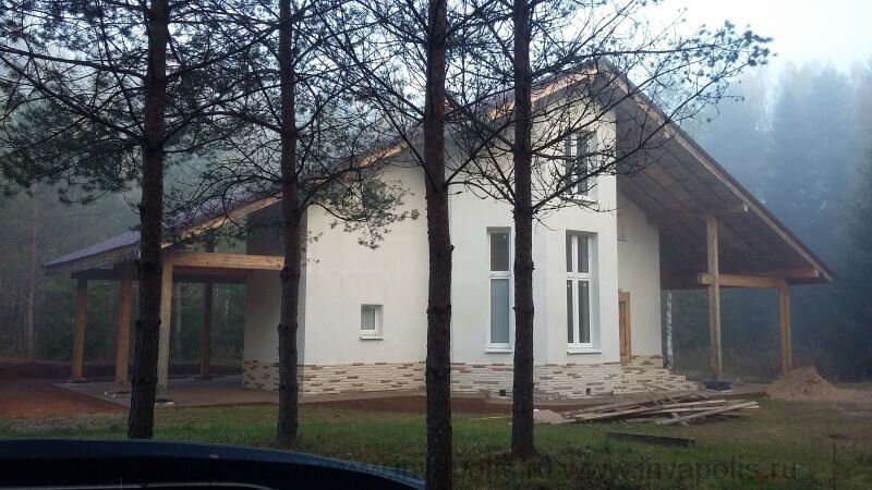 Простой и очень уютный дом окнами гостиной и входами повернут на участок