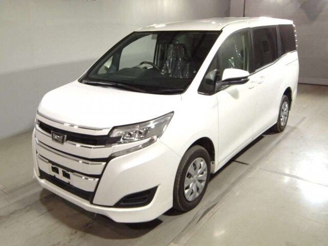 Toyota Noah 2,0 литра, бензин, 4вд – от 1,550,000 рублей с ПТС