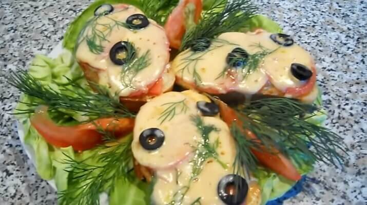 Состав продуктов: один батон (лучше нарезанный);
любая копченая колбаса (у меня салями);
свежие помидоры;
листья шпината;
зеленый укроп;
150 грамм твердого сыра;
несколько маслин или оливок;
майонез — по вкусу;
кетчуп — по вкусу.

 
Пошаговый процесс приготовления:
Один крупный спелый помидор промываем, отрезаем плодоножку и нарезаем полукольцами (тонкими).
Также на тонкие кусочки нарезаем любую колбасу, сосиски или мясо. Идеально (вкусно и полезно) использовать вместо колбасы запеченное куриное мясо: лучший рецепт смотрите по ссылке.
Кусочки батона выкладываем на разделочную доску.
Смазываем их смесью кетчупа и майонеза: пропорции берите любые, на ваш вкус.
Далее выкладываем листики шпината (целиком, резать не надо).
На шпинат кладем по одной или две дольки помидора.
На помидоры выкладываем кусочки колбасы или мяса. Посыпаем все натертым на крупной терке сыром.
Сверху выкладываем колечки оливок или маслин (если есть, но можно обойтись и без них).
Украшаем веточками зелени: петрушки или укропа.
Включаем плиту, нагреваем сковороду на минимальном огне и выкладываем наши бутерброды.
Накрываем сковороду крышкой и готовим одну минуту: до полного растворения сыра.
Затем огонь выключаем, оставляем бутерброды еще на 5 минут (крышку не снимаем).
Подаем горячие бутерброды на стол с чашечкой ароматного чая или кофе. Приятного аппетита!