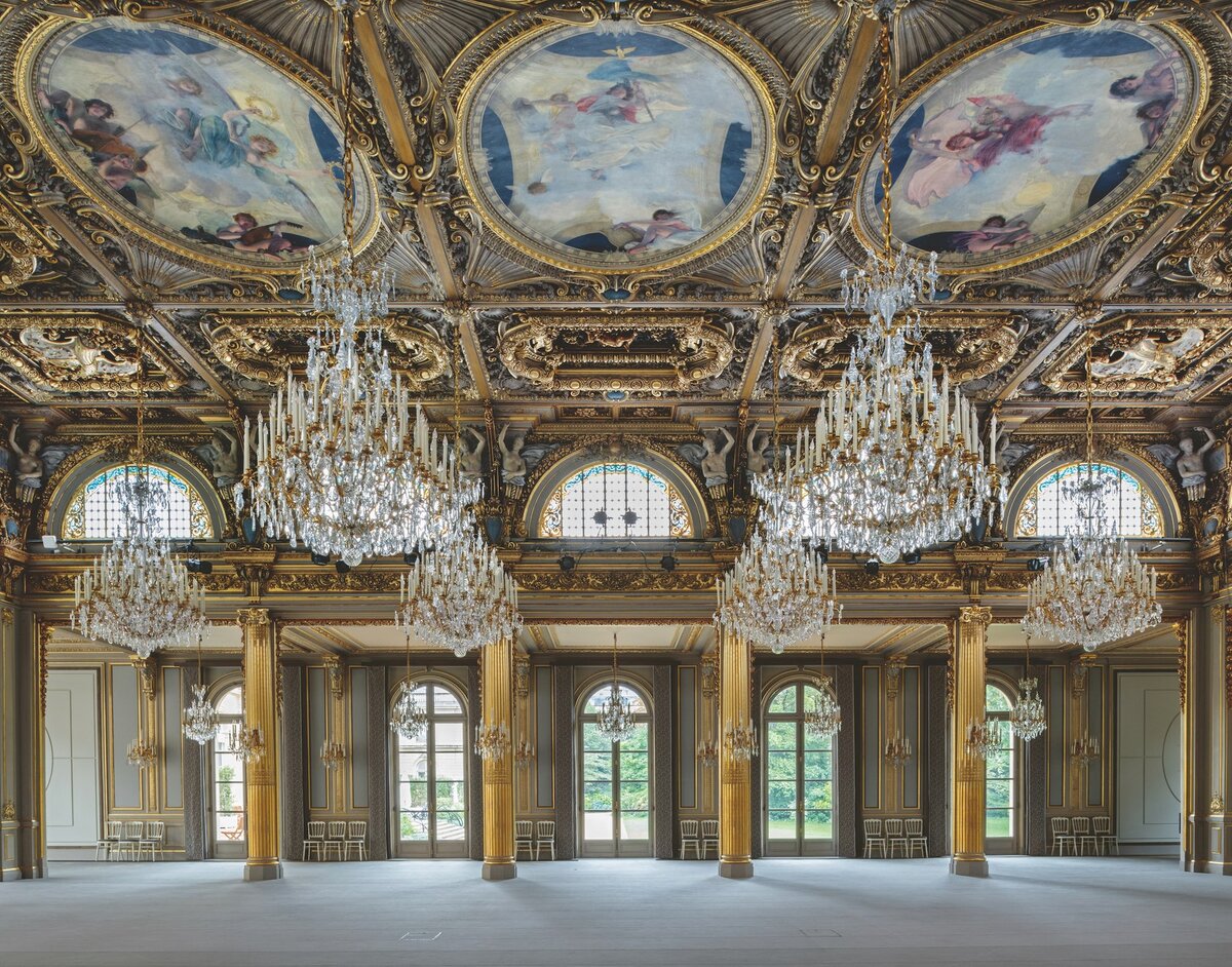 Во время президентства Франсуа Миттерана в большом бальном зале Елисейского дворца было установлено 10 французских окон с видом на территорию, чтобы обеспечить немного больше естественного света. Фото: Ambroise Tézenas