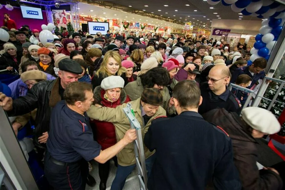 Очередь в дс. Очередь в магазине. Толпа в магазине. Ажиотаж в магазинах. Толпа очередь.