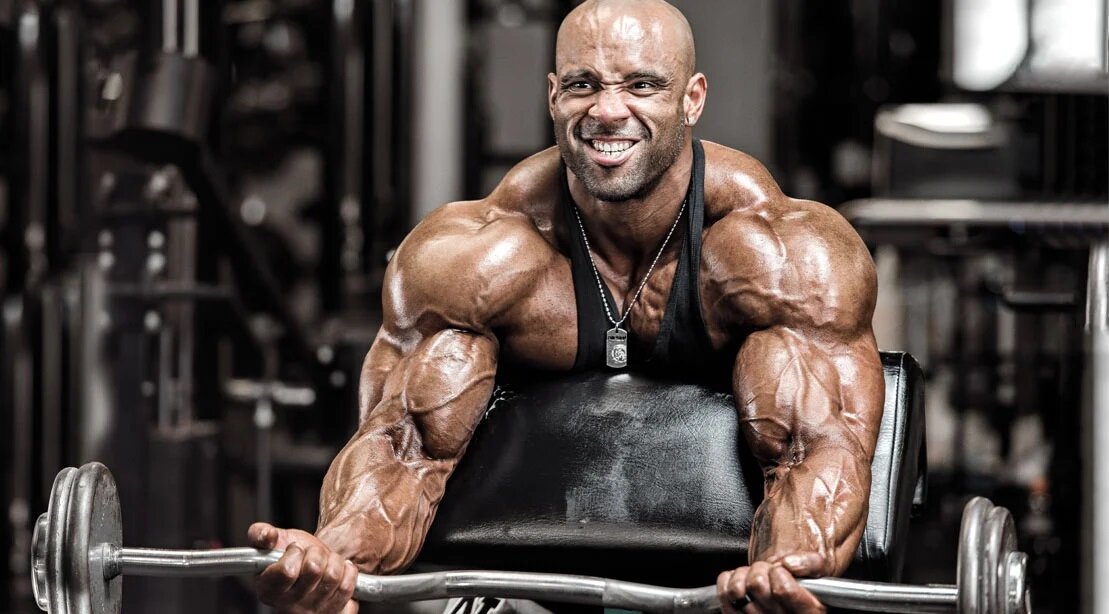 Двуглавая мышца руки функции. Мышцы плеча анатомия трехглавая мышца. Как качать бицепс гантелей. Самый большой бицепс. Как пишется бицепс.