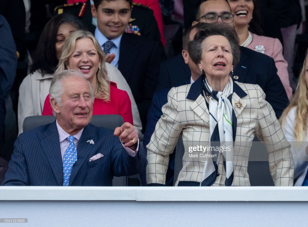 принц уильям кейт и гарри. принц филипп в шляпе. платиновый юбилей елизаветы. королева англии смеется. фото королевской семьи.