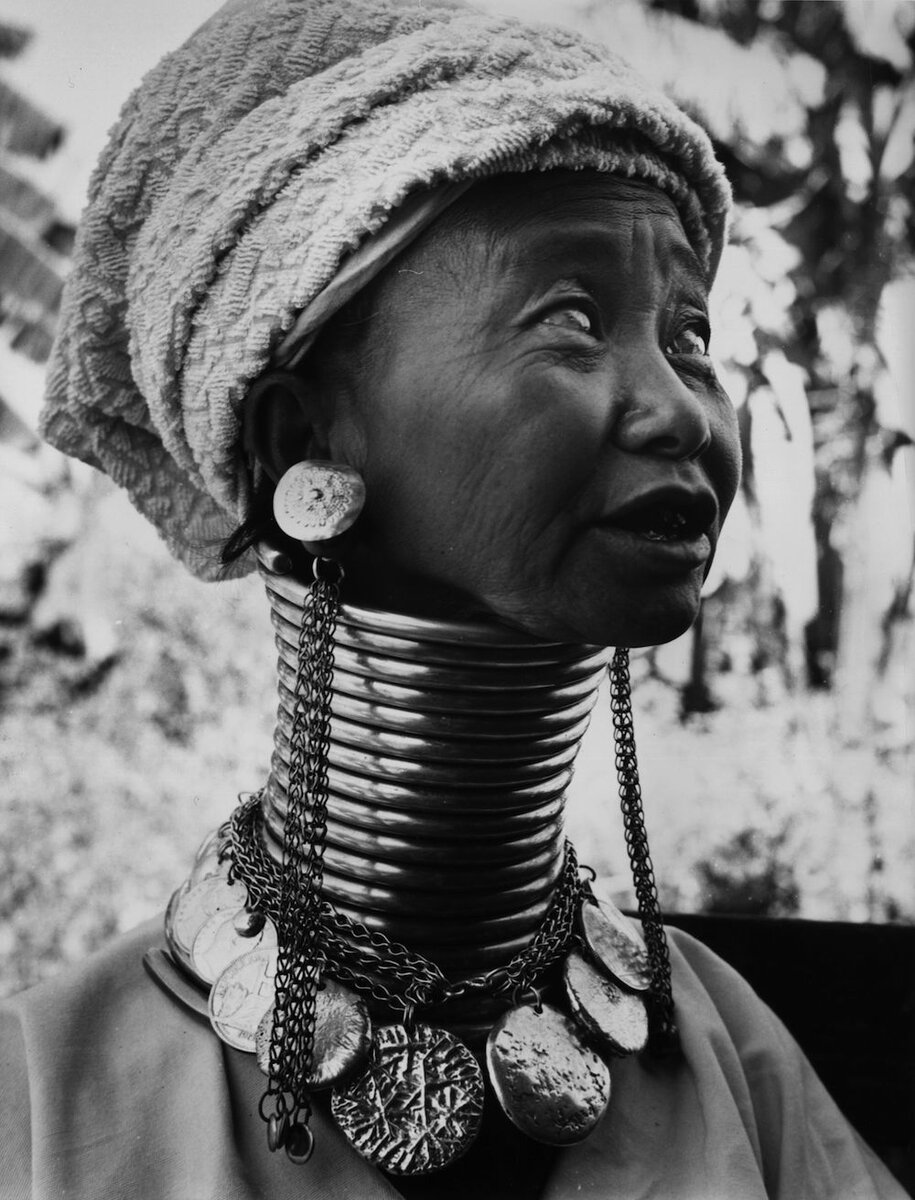 Африканские женщины и кольцами на шее