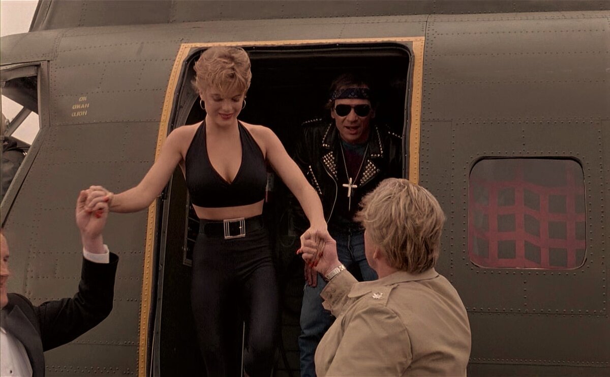 Скоморохи и Эрика в роскошном бюстье