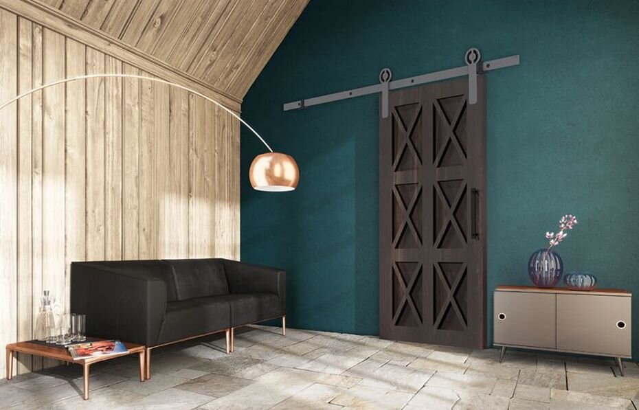 Дверь черного цвета в амбарном стиле