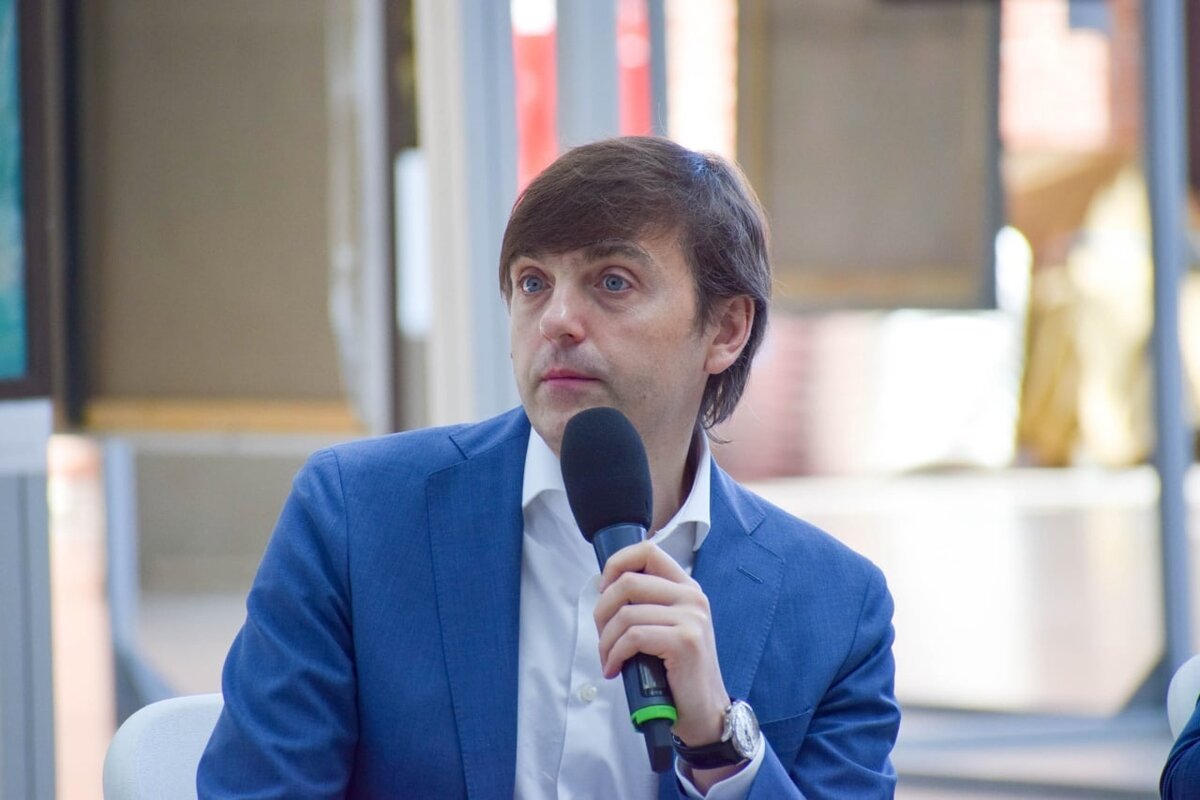 А еще в народе говорили - "Не по Сеньке шапка". Если что, то министра зовут Сергей Кравцов и это все не о нем. Фото Яндекс.Картинки. 