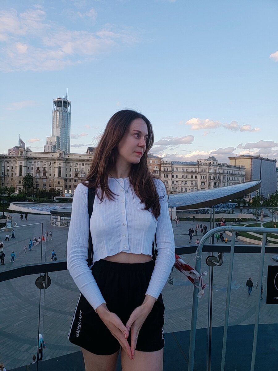 Одета "по-канадски". Нормальное явление если канадки приходят в университет в пижаме.