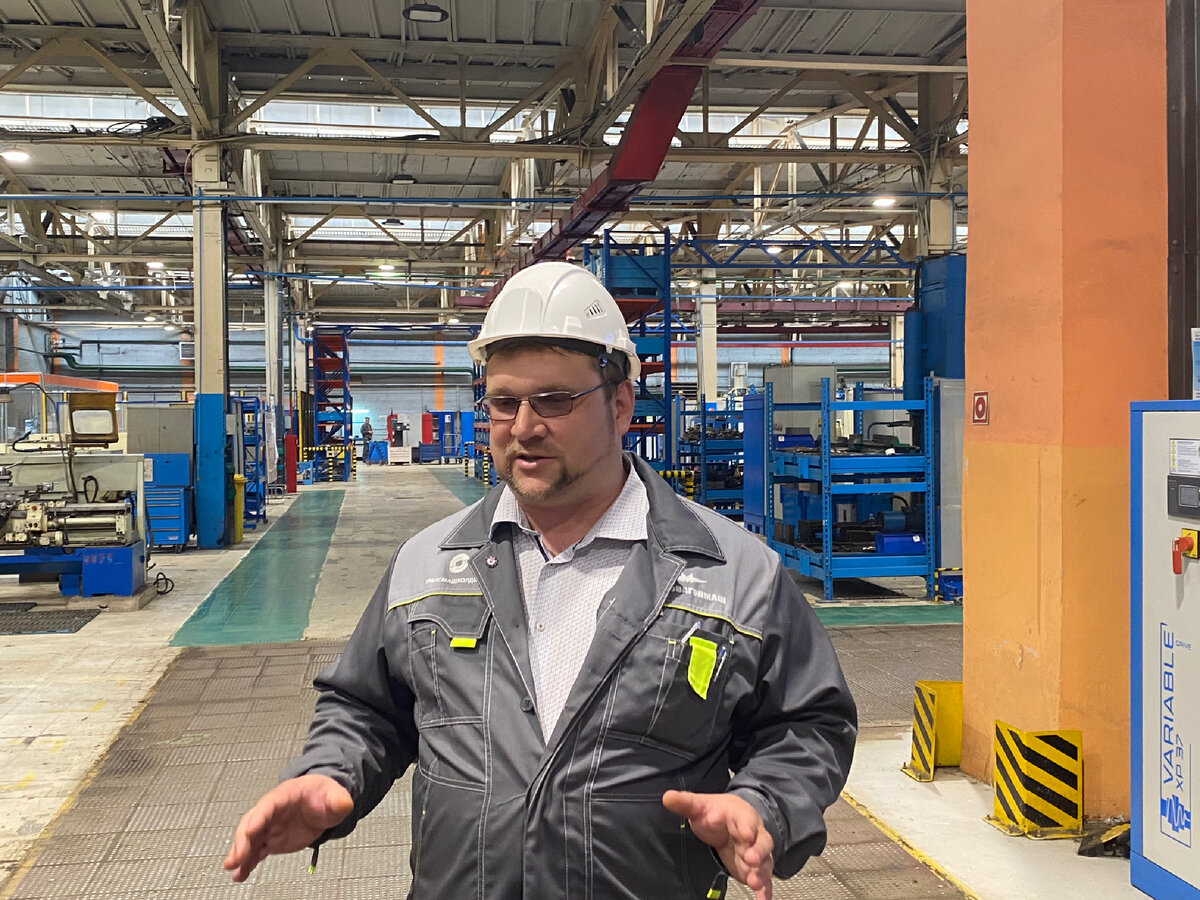 Сотрудник рассказывает журналистам о заводе