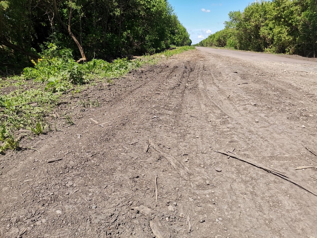 дорога 34н-19. обочина дороги в городе. конец дороги. плохие грунтовые дороги. трасса обочина.