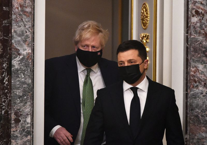Слишком близко для комфорта? Фото: Сергей Супинский/AFP/Getty Images.