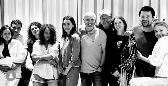 Фотограф заснял Оксану Акиньшину в компании Козловского и экс-мужа, забравшего у неё детей