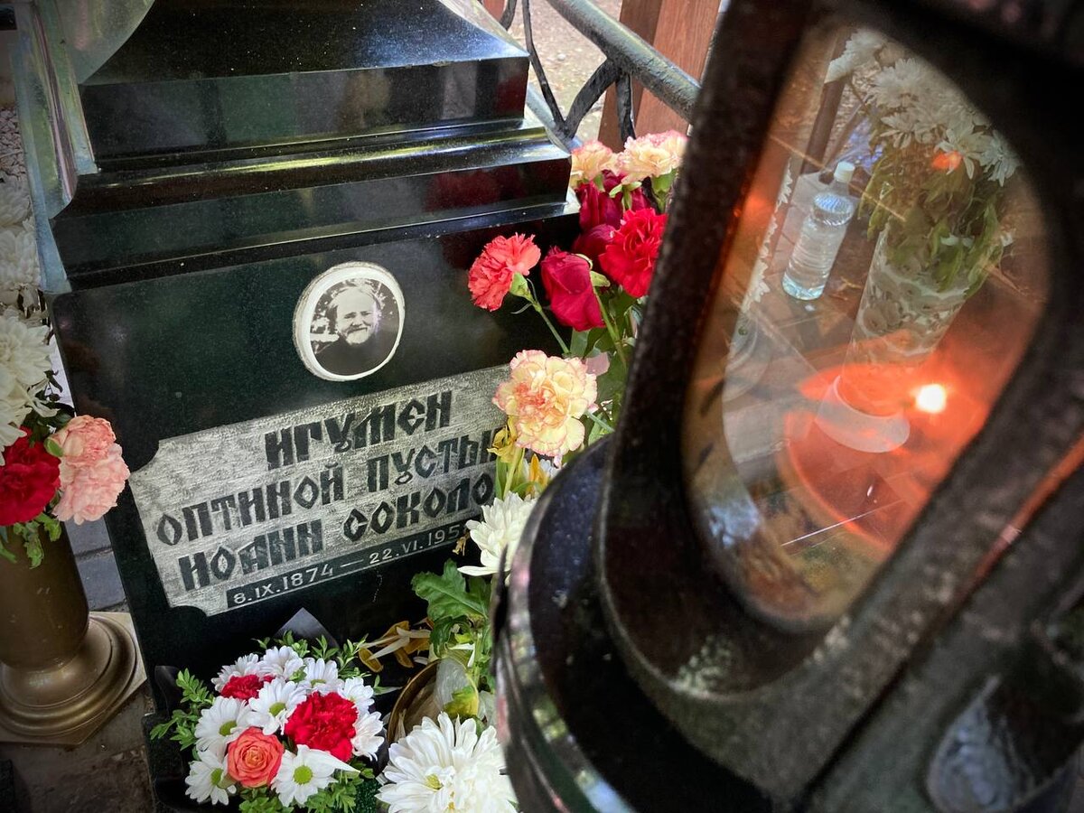 У могилы игумена Иоанна (Соколова) всегда горит лампада