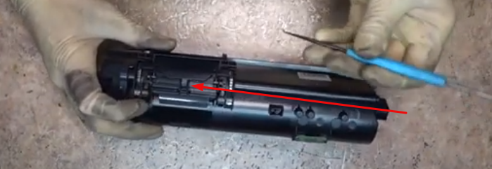 Фото 3. Стрелкой показано выходное отверстие, через которое тонер попадает из картриджа в блок проявки