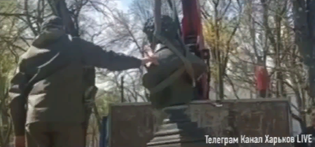 Стоп-кадр видео со сносом бюста А.Пушкина. Источник: Телеграм