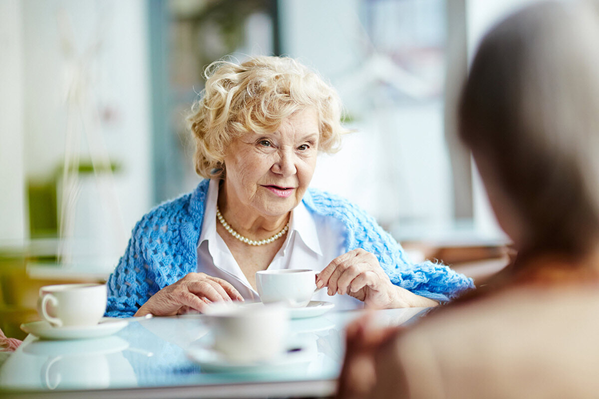 Смс общение с женщиной старше 50. Поделыеженщины за столом. Пожилая женщина за столом. Пожилая женщина в кафе. Пожилые женщины беседуют.