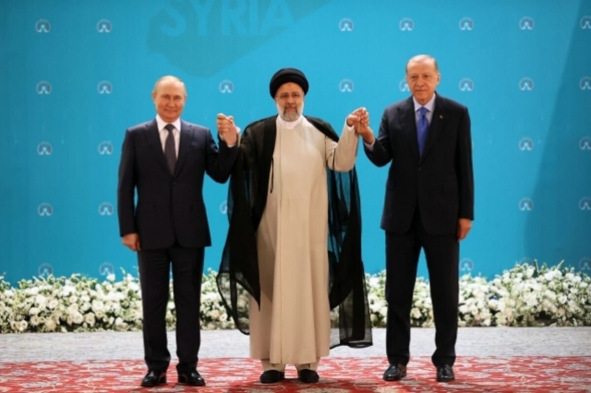    Бербок сочла вызовом для НАТО фото Эрдогана за руку с Раиси и Путиным