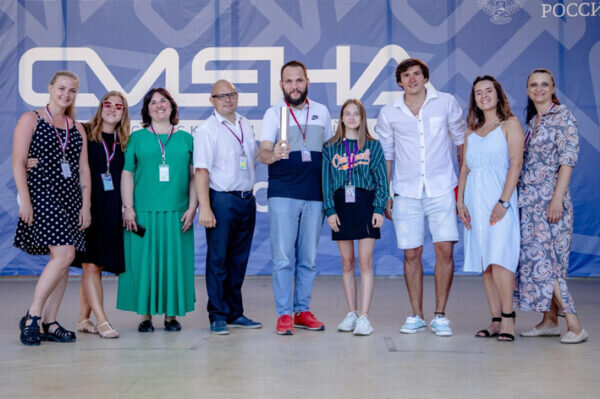    Коллектив «Педагогического навигатора» и руководство ДОЛ «Лидер-Смена». Передача капсулы времени с письмами детей