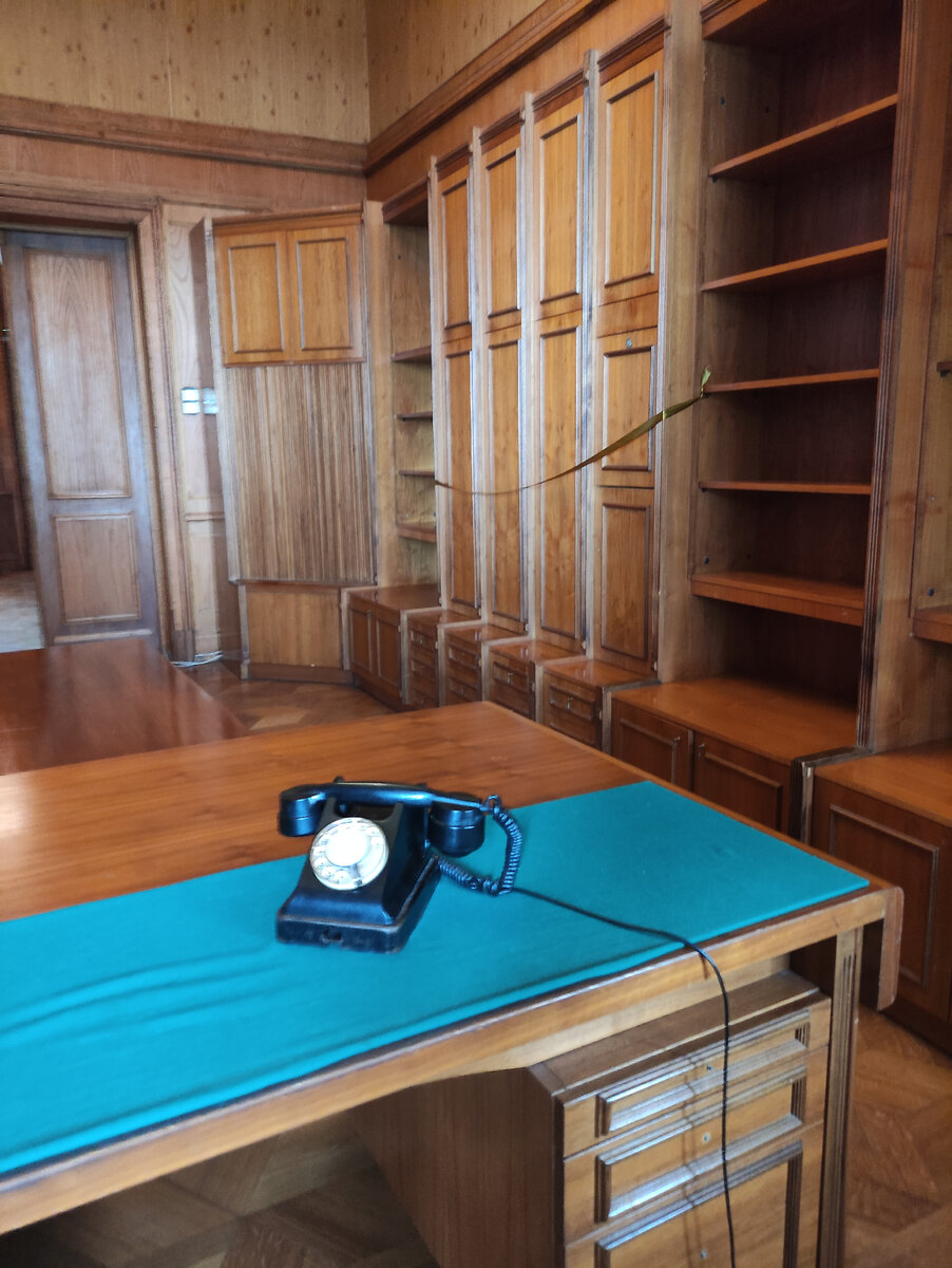 Кабинет вождя (это телефон прямой связи с Кремлем)