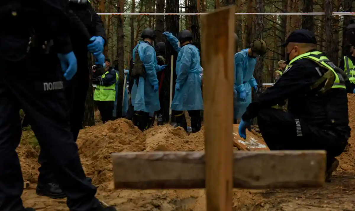 Иллюстрация к статье в Guardian. Парадокс, но что тогда в Буче, что сейчас в Изюме, ни авторы, ни читатели не задаются простым вопросом: время и причина смерти? Кому принадлежит тело. Хоть одно конкретное имя и обстоятельство гибе в Буче было озвучено публично. Типа: и это Микола Скрижаль, он был сантехником в городе и ненавидел русских, за что и был казнён.