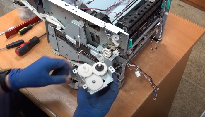 Фото 122. Опускаем резиновый вал с левой стороны