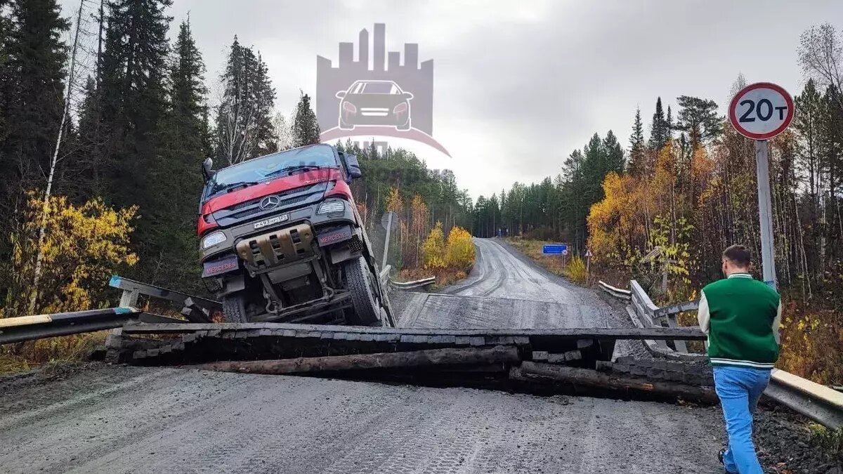     В Мотыгинском районе Красноярского края рухнул мост, который соединял райцентр с регионом. В районе объявили режим чрезвычайной ситуации.