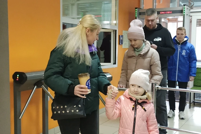    Семья беженцев в Щелково на референдуме ©Пресс-служба Щелковского отделения ВПП «ЕР»