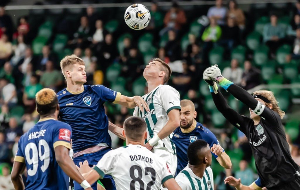 Матвей Сафонов на выходе 