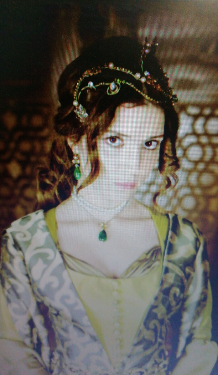 Хатидже-султан обеспокоена.