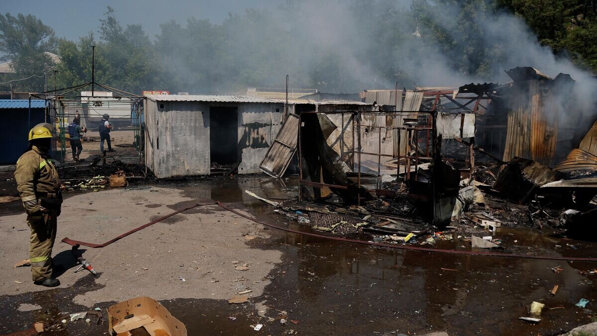    Сгоревшие палатки на рынке в Буденновском районе Донецка после обстрелов со стороны ВСУ © РИА Новости / Сергей Аверин