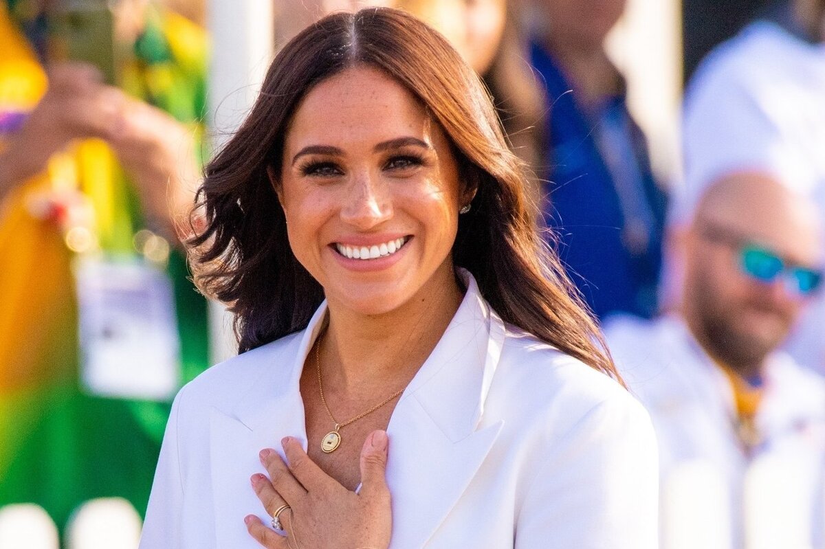     «Любит бесплатные дизайнерские шедевры»: Меган Маркл уличили британцы