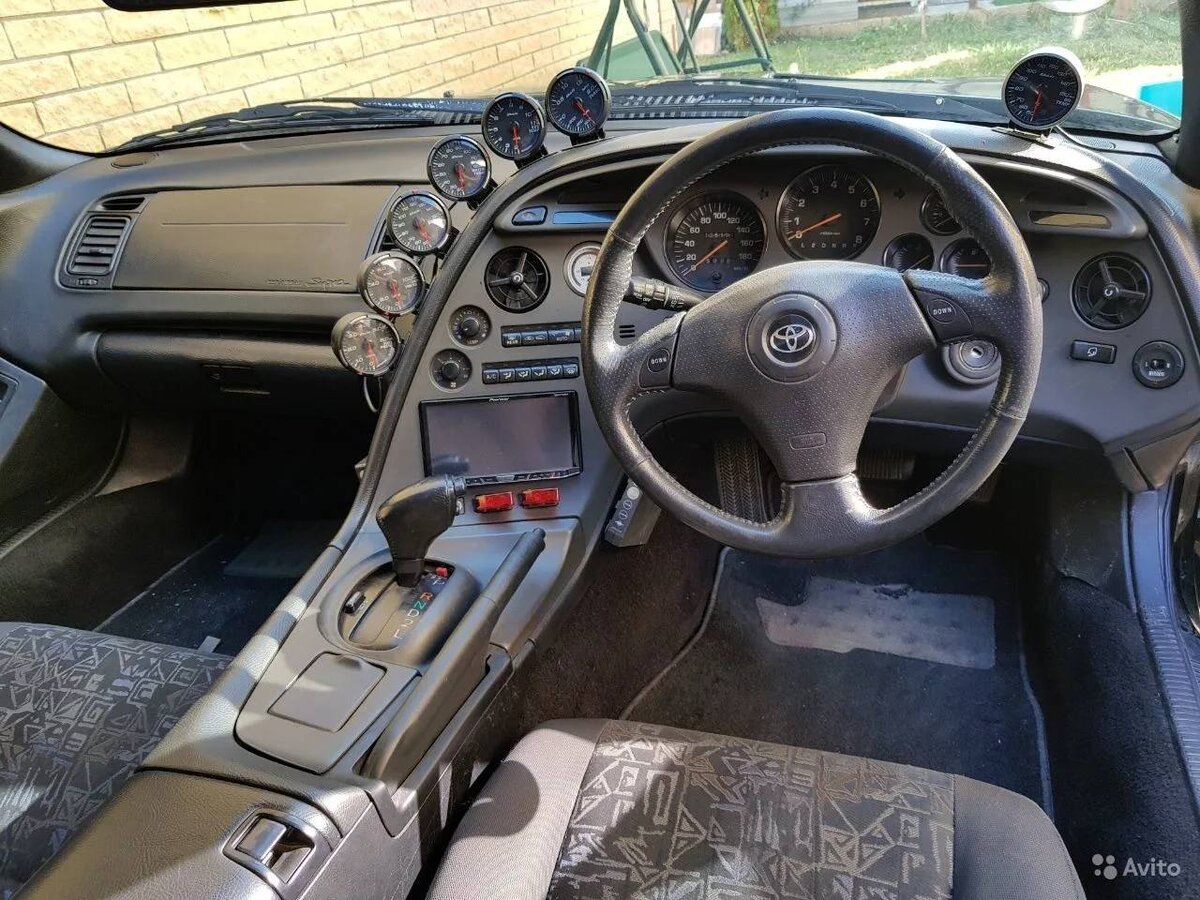 Мало кто знает, но Toyota Supra начинала свой путь не как отдельный автомобиль, а как версия хэтчбека Toyota Celica 1979 года. Это была чуть более дорогая, но в тоже время более роскошная модель Celica. Несмотря на сходство стилей, Celica Supra была больше, колесная база стала почти на 13 сантиметра длинней, а сам автомобиль «вытянулся» на 20,5 сантиметра. Его еще обозвали «Celica с ринопластикой». BOR cars