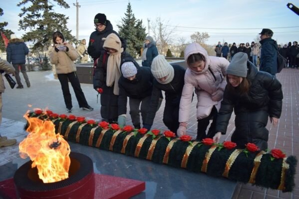    Возложение венков к Вечному огню (фото пресс-службы администрации Камышина)