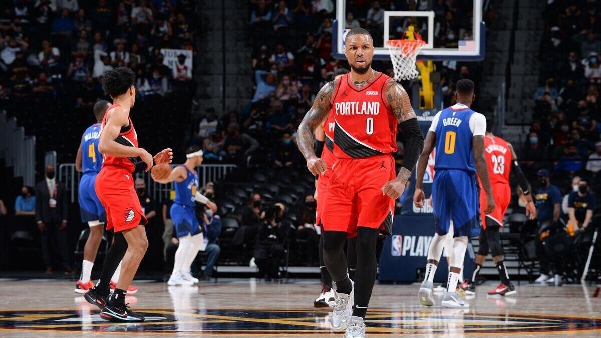    Дэмиан Лиллард (по центру в красном)© Фото : Twitter Дэмиана Лилларда