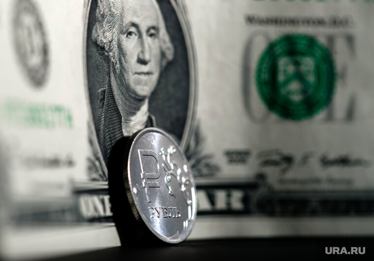    В декабре рубль начал слабеть к валютам