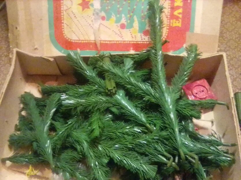 Так выглядит наша советская елочка в разобранном виде. Куплена в комиссионном магазине в декабре 2021 года (фото автора)