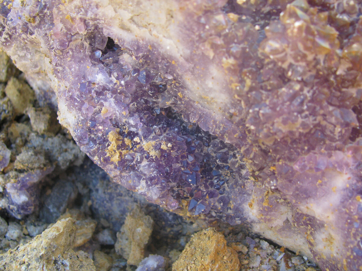 Глыба аметиста в борту Северного   карьера Комсомольского рудоуправления.