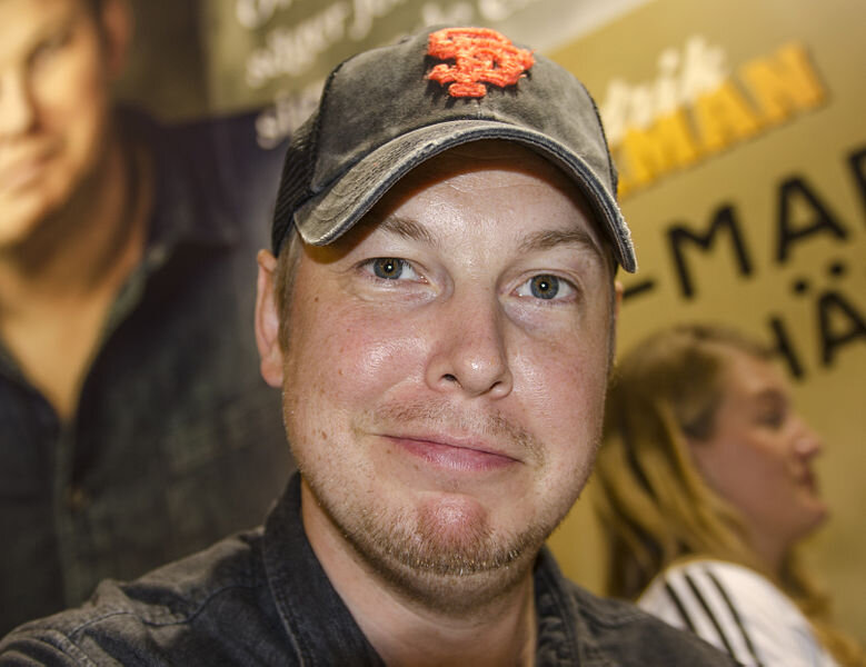 Фредрик Бакман, автор романа «Тревожные люди». Источник фото: https://commons.wikimedia.org/wiki/File:Fredrik_Backman,_Bokmässan_2014_1_%28crop%29.jpg