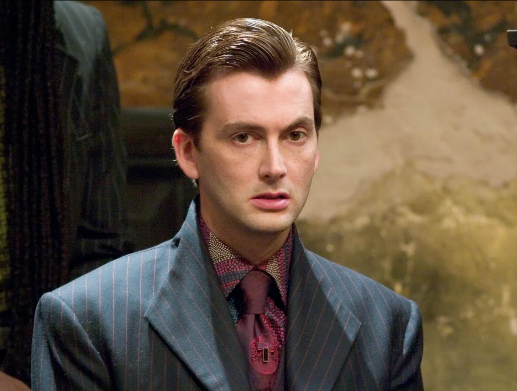 Зачем нужен какой-то там сопливый Гарри, когда есть Барти Крауч — очаровательный Пожиратель смерти, злодей и предатель? Не забудьте пересмотреть Поттера для новогоднего настроения — как без этого?