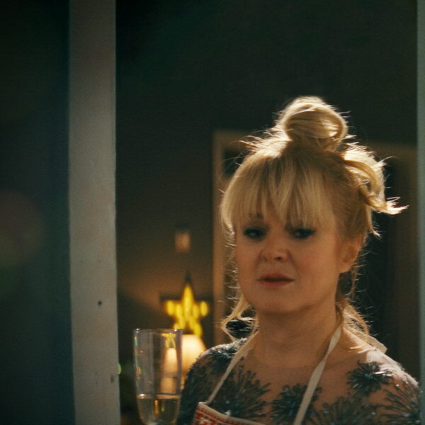     Диана Арбенина и Анна Михалкова спели в караоке под шубой