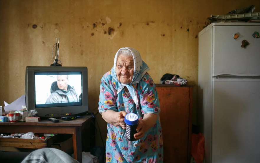 Бабушка забыла свой дом. Бабка в квартире. Квартира бабушки. Старушка в квартире. 90 Летняя бабушка в квартире.