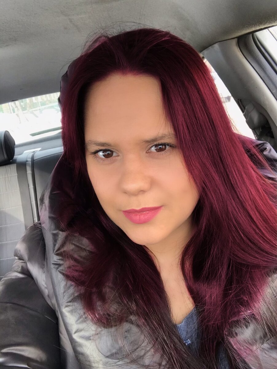 Раньше Людмила работала кондуктором. Теперь - водитель такси. Фото: из личного архива.