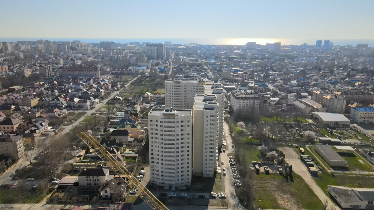 Вид сверху или геокарта- лучший способ оценить расположение комплекса. Увидеть, зеленый ли он, есть ли дымящие предприятия и шумные автострады.