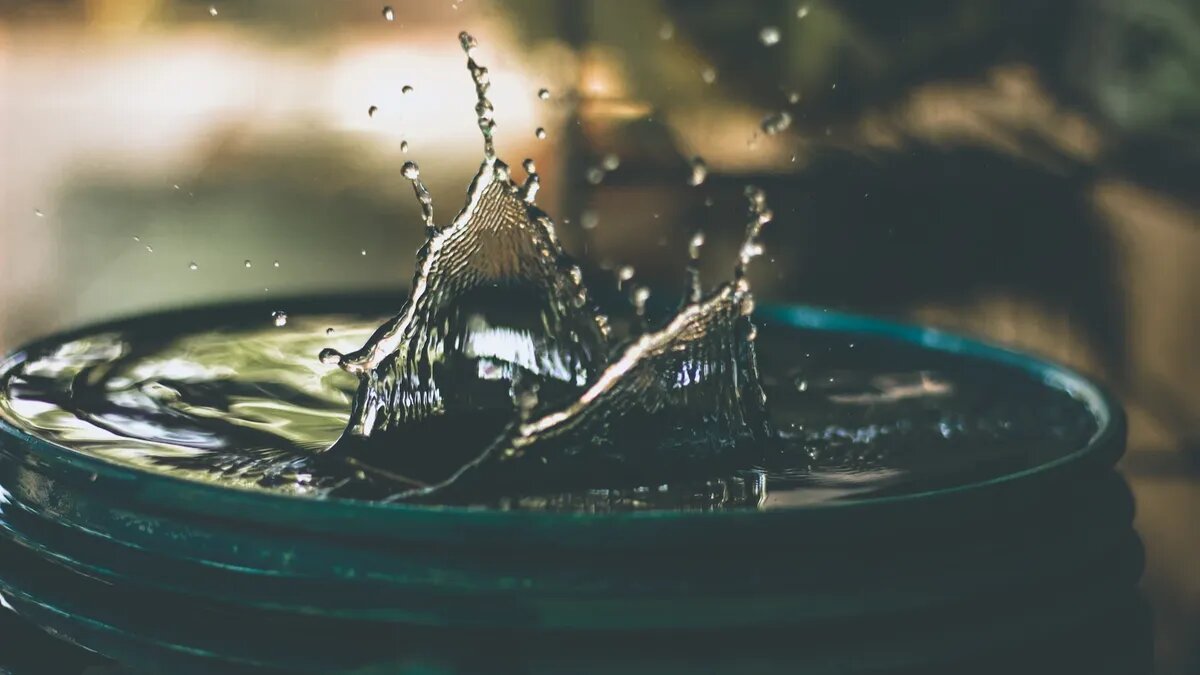 Воду часто освящают в бочках. Фото: unsplash.com