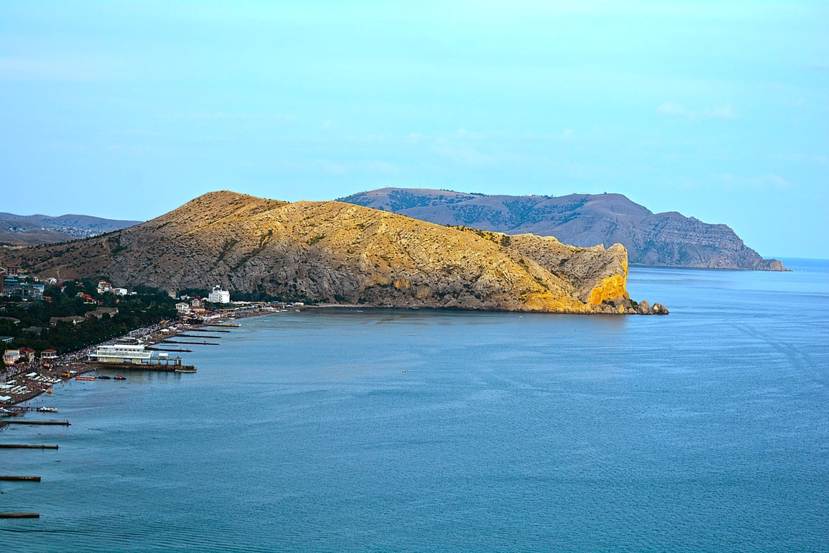 Вид на мыс Алчак (на переднем плане) и гору Меганом (сзади) с Крепостной горы Судака. Фото 2017 г. 