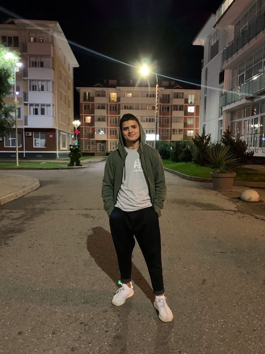     В июне прошлого года Арсену исполнилось 18 лет и он рванул из Краснодара покорять Москву.  социальные сети