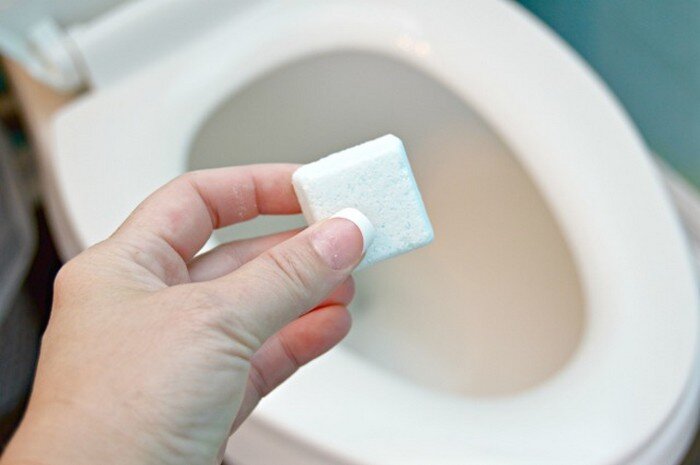 El inodoro es portador de millones de bacterias y gérmenes. Limpiar el baño no es una tarea agradable.-4